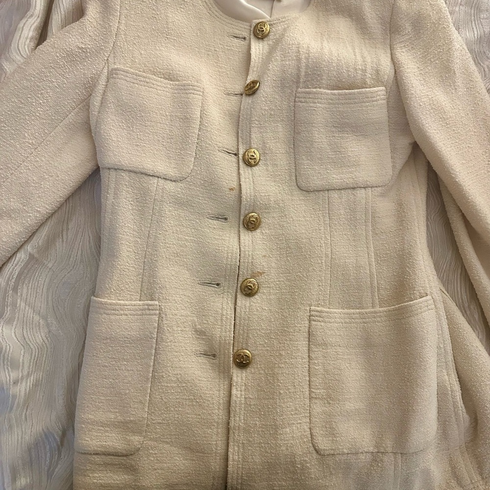 ESTATE SALE Cream Bouclè Vintage Timeless CHANEL Cream Blazer with Gold Buttons